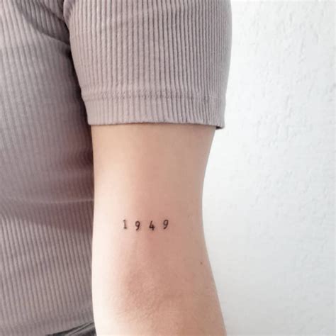 tatuaje fecha pequeño